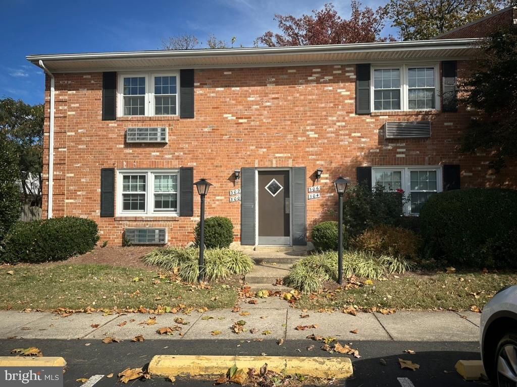 Image 1 of property listing at 306 E FURMAN DR, Sterling, VA 20164