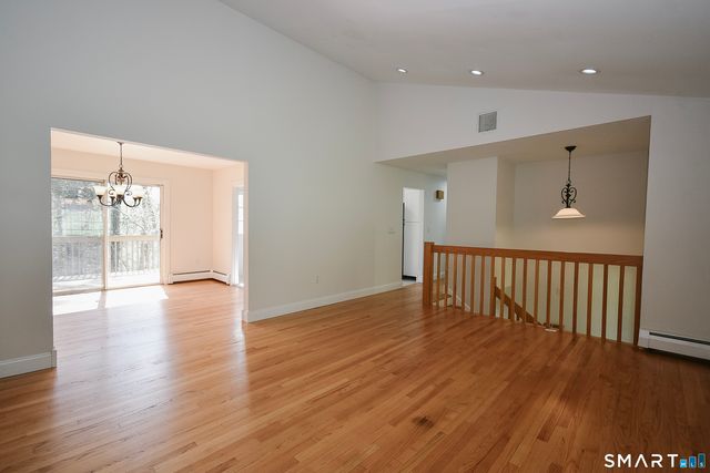 12 Crane Place, Simsbury, CT 06070