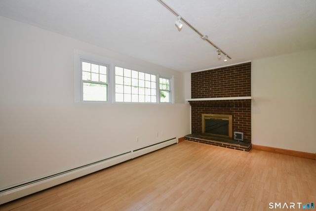 12 Crane Place, Simsbury, CT 06070