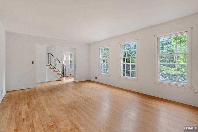58 Crescent Avenue, Waldwick, NJ 07463