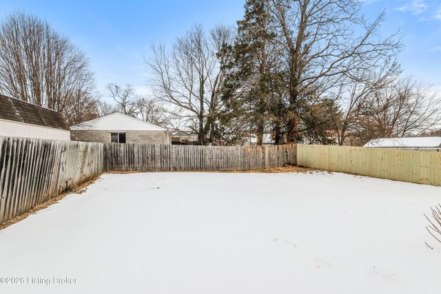 8509 Gainsborough Dr, Louisville, KY 40291