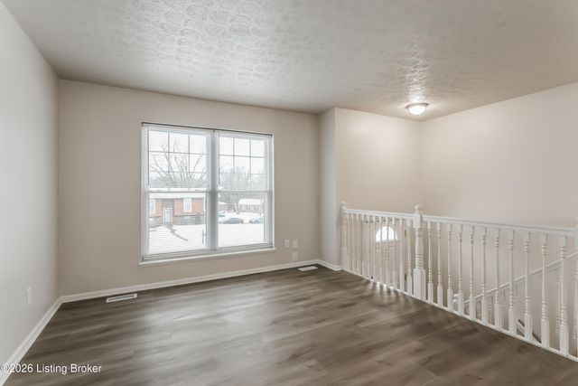 8509 Gainsborough Dr, Louisville, KY 40291