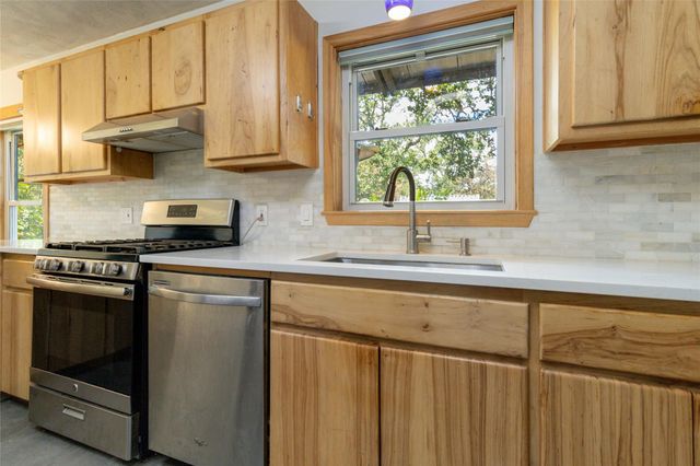 180 Ironstone RD, Smithville, TX 78957