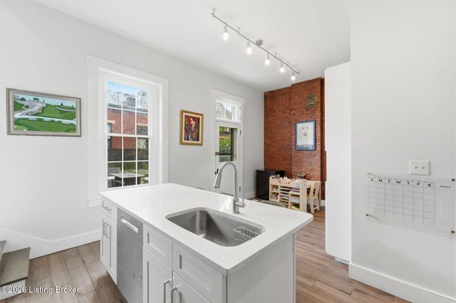 806 E Washington St, Louisville, KY 40206