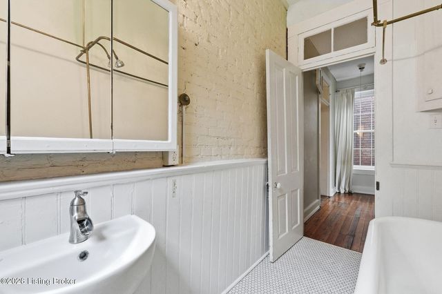 806 E Washington St, Louisville, KY 40206