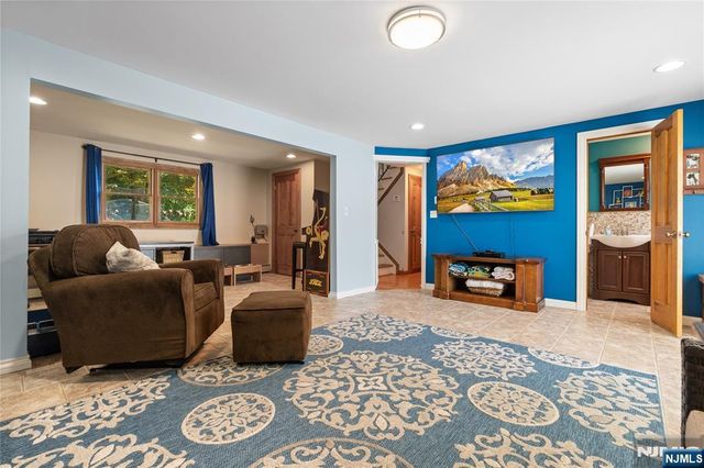 15 Kuiken Court, Wayne, NJ 07470