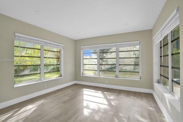 6844 SW 12th St, Pembroke Pines, FL 33023