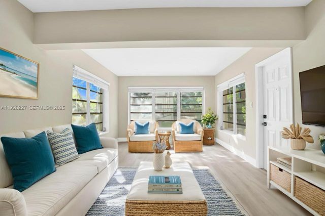 6844 SW 12th St, Pembroke Pines, FL 33023