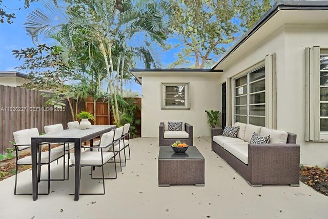 6844 SW 12th St, Pembroke Pines, FL 33023