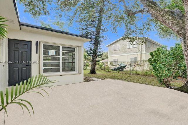 6844 SW 12th St, Pembroke Pines, FL 33023