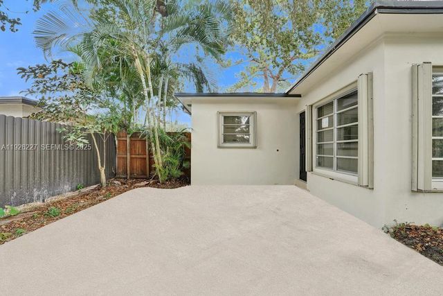 6844 SW 12th St, Pembroke Pines, FL 33023