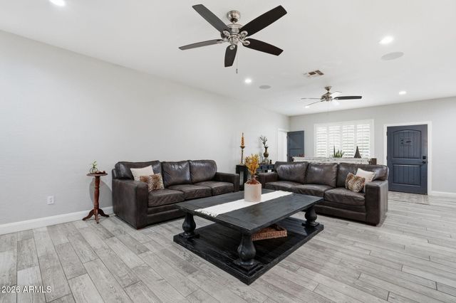 1251 E LOVELAND Lane, San Tan Valley, AZ 85140