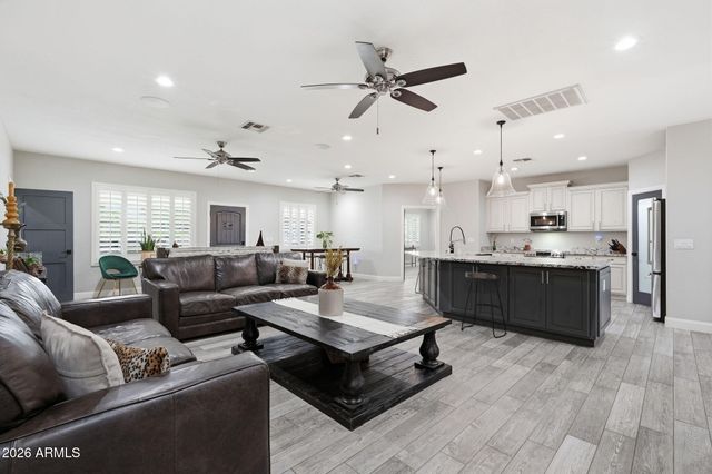 1251 E LOVELAND Lane, San Tan Valley, AZ 85140