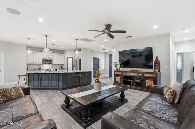 1251 E LOVELAND Lane, San Tan Valley, AZ 85140