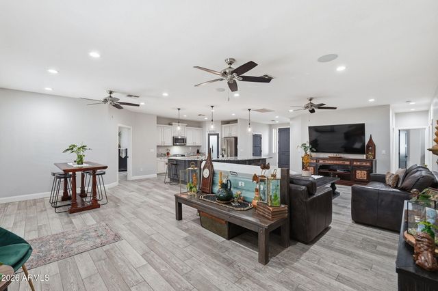 1251 E LOVELAND Lane, San Tan Valley, AZ 85140