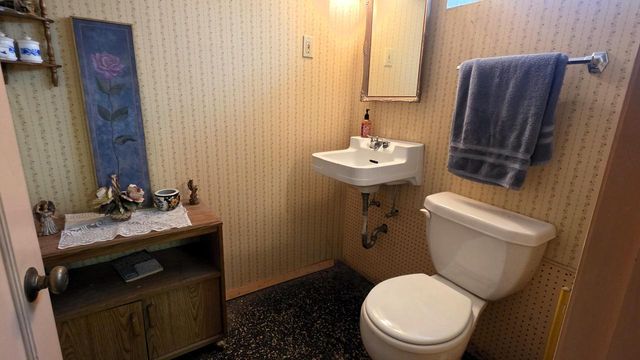 8914 W Stuth AVENUE, West Allis, WI 53227