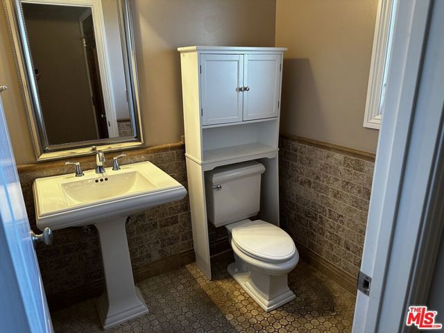 5560 Buffalo Avenue, Sherman Oaks, CA 91401