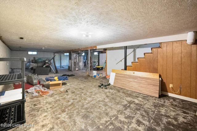 5711 Omega St, Louisville, KY 40258