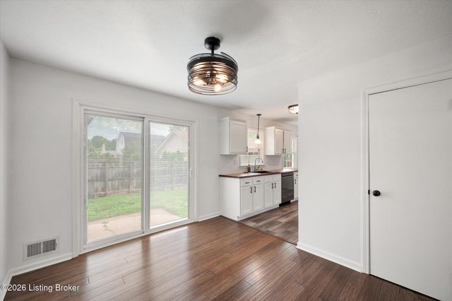 5711 Omega St, Louisville, KY 40258