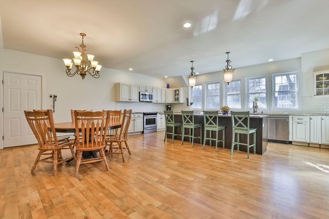 207 Oak Ridge Rd, Plaistow, NH 03085