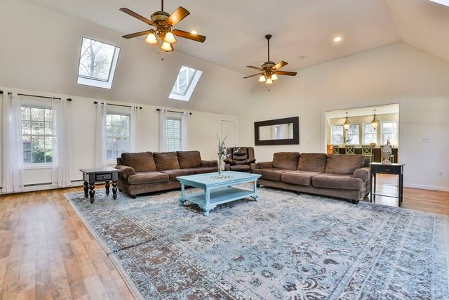 207 Oak Ridge Rd, Plaistow, NH 03085