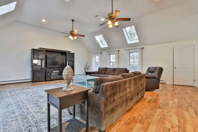 207 Oak Ridge Rd, Plaistow, NH 03085