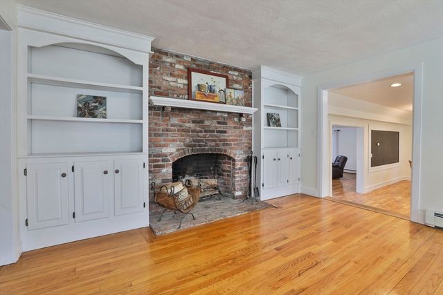 207 Oak Ridge Rd, Plaistow, NH 03085