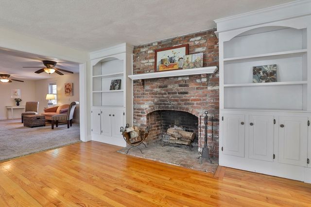 207 Oak Ridge Rd, Plaistow, NH 03085