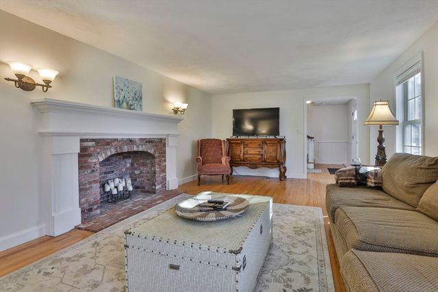 207 Oak Ridge Rd, Plaistow, NH 03085