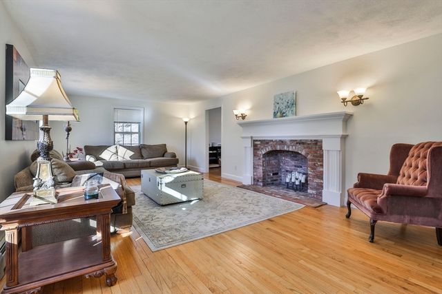 207 Oak Ridge Rd, Plaistow, NH 03085