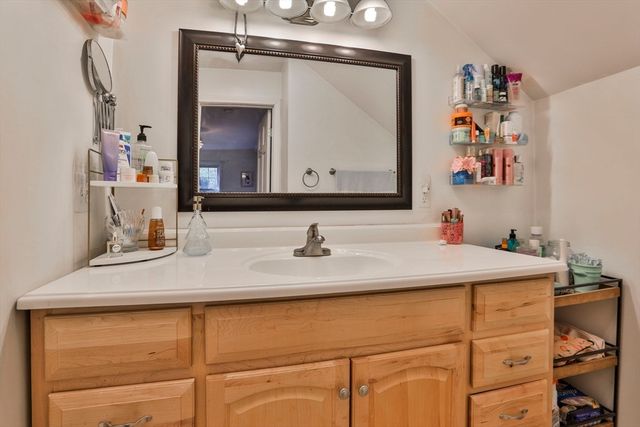 207 Oak Ridge Rd, Plaistow, NH 03085