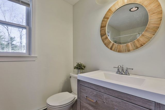 207 Oak Ridge Rd, Plaistow, NH 03085