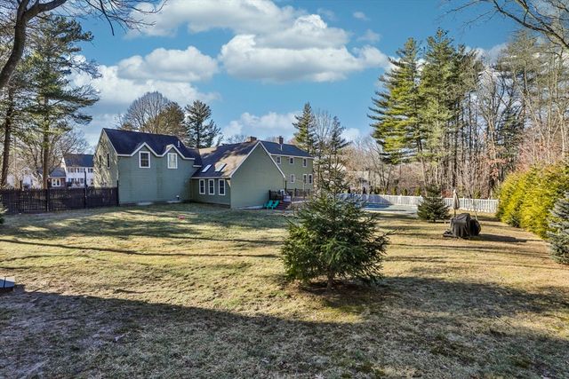 207 Oak Ridge Rd, Plaistow, NH 03085