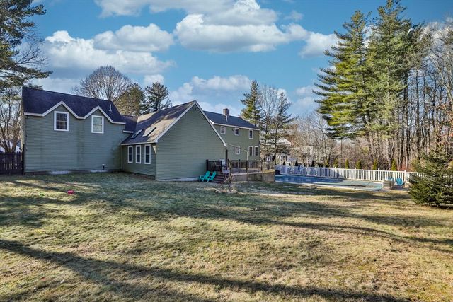 207 Oak Ridge Rd, Plaistow, NH 03085
