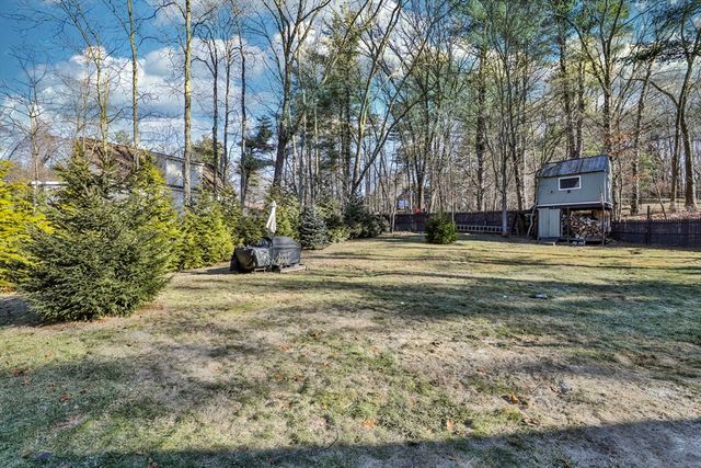 207 Oak Ridge Rd, Plaistow, NH 03085