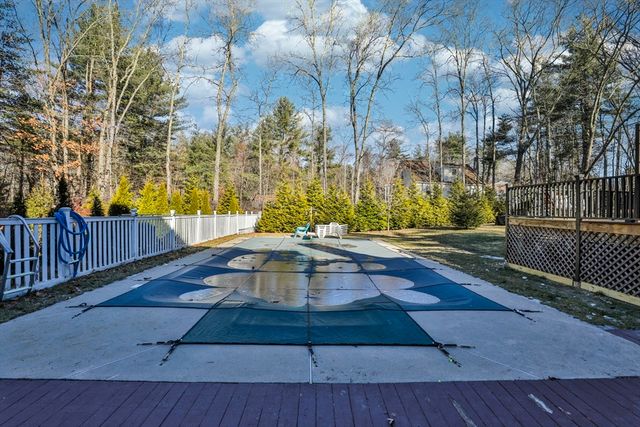 207 Oak Ridge Rd, Plaistow, NH 03085