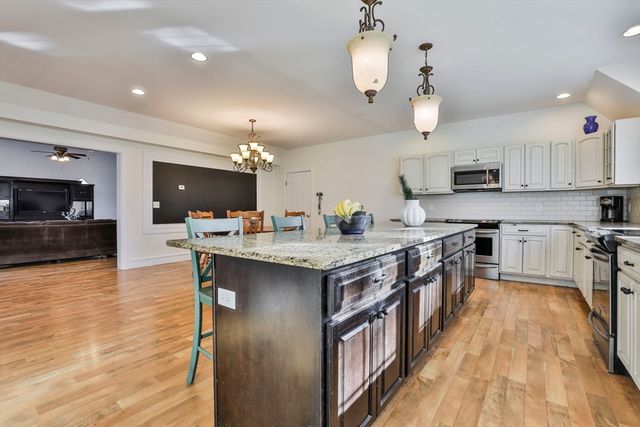 207 Oak Ridge Rd, Plaistow, NH 03085