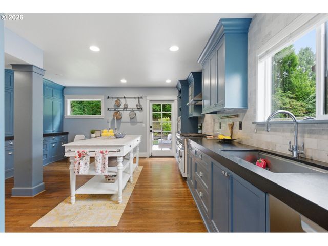 4536 Se WOODWARD St, Portland, OR 97206