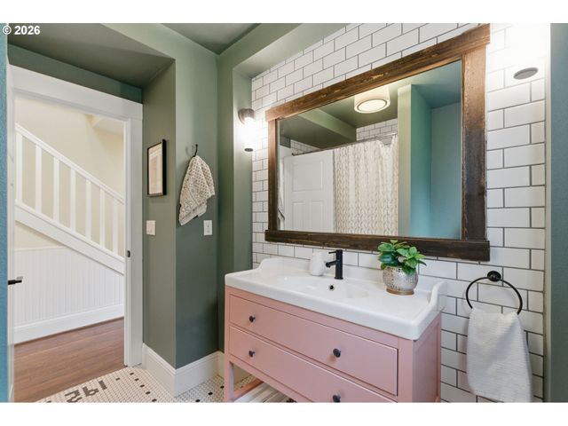 4536 Se WOODWARD St, Portland, OR 97206