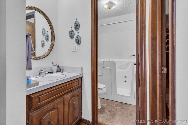 6296 Dickson Rd, Ardmore, OK 73401