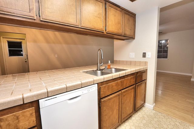 1460 Hickory St, Roseville, CA 95678