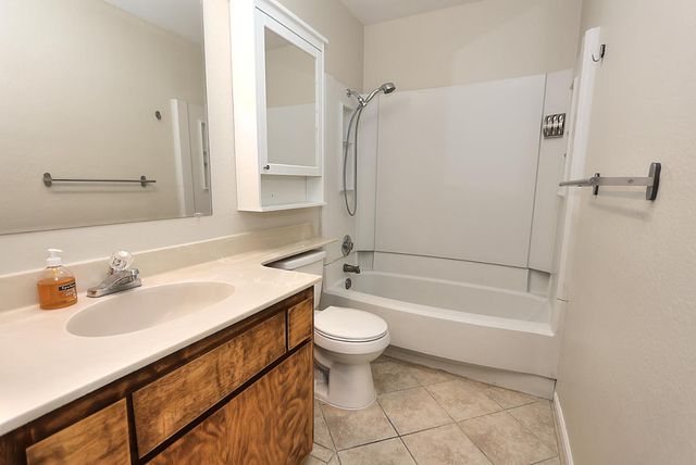 1460 Hickory St, Roseville, CA 95678