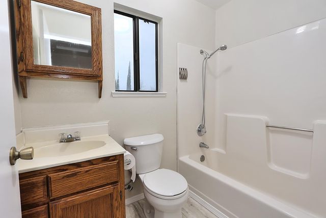 1460 Hickory St, Roseville, CA 95678