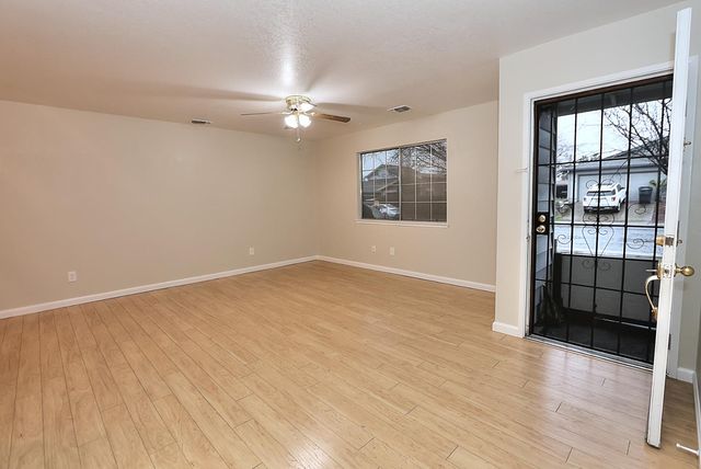 1460 Hickory St, Roseville, CA 95678