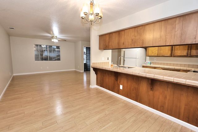 1460 Hickory St, Roseville, CA 95678