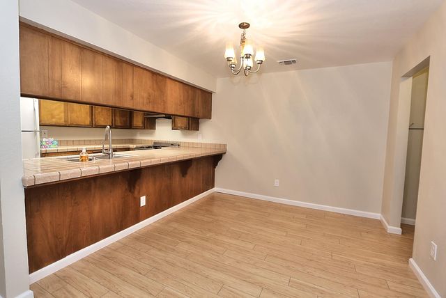 1460 Hickory St, Roseville, CA 95678