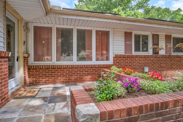 2304 E Glen Oaks dr, Wichita, KS 67216