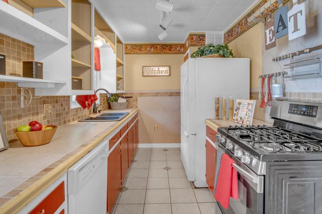 2304 E Glen Oaks dr, Wichita, KS 67216