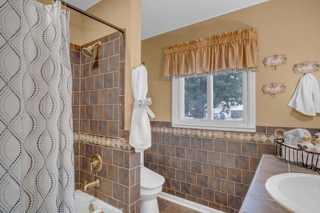 2304 E Glen Oaks dr, Wichita, KS 67216