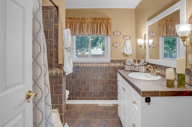 2304 E Glen Oaks dr, Wichita, KS 67216